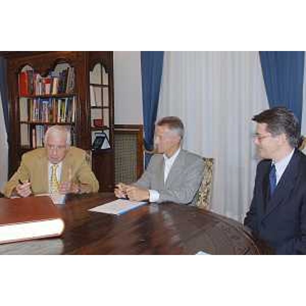 Riccardo Illy (Presidente Regione Friuli Venezia Giulia) con Ezio Beltrame (Assessore regionale alla salute e protezione sociale) e Fabrizio Bresadola (Commissario dell'Azienda ospedaliero-universitaria di Udine) ritratti all'atto della sottoscrizione del contratto per l'incarido di Bresadola a commissario della nuova Azienda udinese (Trieste 27/07/06)