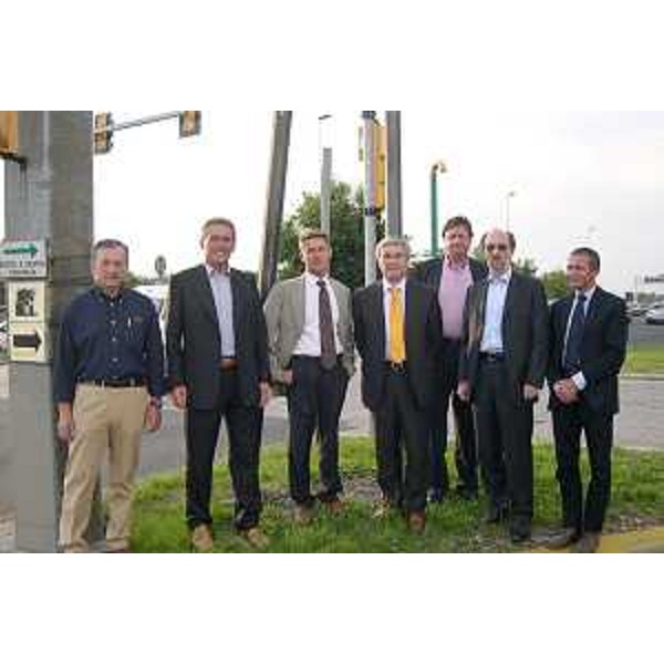 Riccardo Riccardi (Assessore regionale Viabilità e Trasporti), Pietro Fontanini (Presidente Provincia UD), Fabio Marchetti (Vicepresidente Provincia UD), Andrea Zuliani (Sindaco Campoformido), Egidio Gobbato (Assessore Sviluppo economico Campoformido), Giorgio Santuz (Presidente Autovie Venete) ed Enrico Razzini (Direttore Autovie Venete) al semaforo di Basaldella. (Campoformido 28/07/08) 