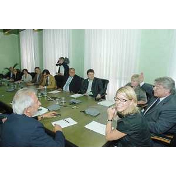 Elio De anna (Assessore regionale Organizzazione e Personale) e Federica Seganti (Assessore regionale Autonomie locali) con i rappresentanti dell'Anci (Comuni), dell'Upi (Province) e dell'Uncem (Comunità montane) del Friuli Venezia Giulia, in Consiglio regionale a Trieste. (Trieste 29/07/08)