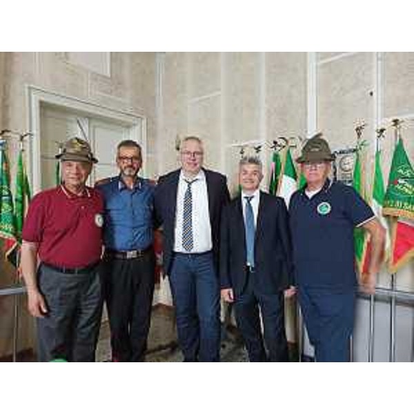 Il presidente del Consiglio regionale, Mauro Bordin (al centro) domenica a Torviscosa assieme a Stefano Padovan, presidente della sezione Ana di Palmanova (primo da sinistra), all'appuntato scelto Fabrizio Nassi e a Gianfranco Monte, capogruppo degli alpini di Torviscosa - Il presidente del Consiglio regionale, Mauro Bordin (al centro) domenica a Torviscosa assieme a Stefano Padovan, presidente della sezione Ana di Palmanova (primo da sinistra), all'appuntato scelto Fabrizio Nassi e a Gianfranco Monte, capogruppo degli alpini di Torviscosa 