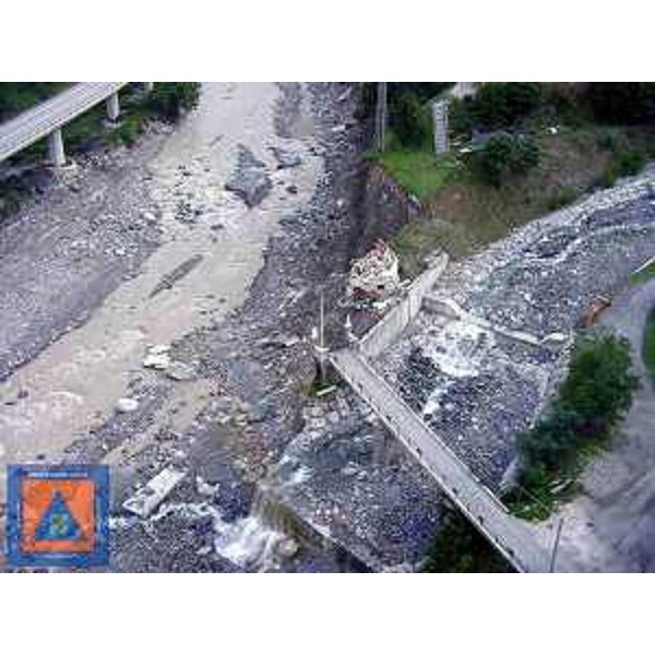 Rilievi per la costruzione del ponte 'Bailey' sul Fella, al servizio della comunità di Pietratagliata in Comune di Pontebba. (05/09/03)