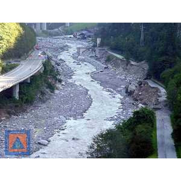 Rilievi per la costruzione del ponte 'Bailey' sul Fella, al servizio della comunità di Pietratagliata in Comune di Pontebba. (05/09/03)