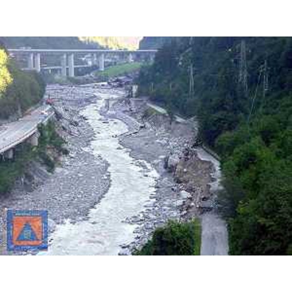 Rilievi per la costruzione del ponte 'Bailey' sul Fella, al servizio della comunità di Pietratagliata in Comune di Pontebba. (05/09/03)
