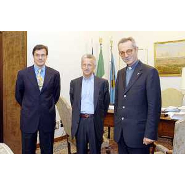 Ezio Beltrame (Assessore regionale Relazioni internazionali) e Riccardo Illy (Presidente Friuli Venezia Giulia) con mons. Tito Solari Arcivescovo di Cochabamba (Bolivia), nella sede della Regione a Trieste. (Trieste 08/09/03) 