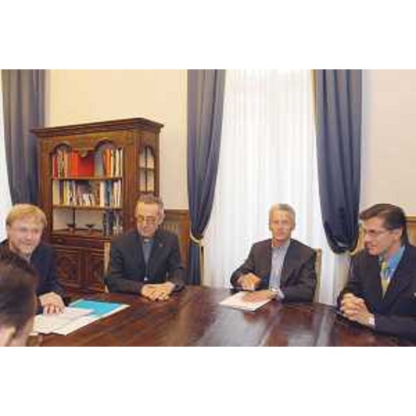 Padre Eugenio Coter (Direttore Caritas Cochabamba), mons. Tito Solari Arcivescovo di Cochabamba (Bolivia), Riccardo Illy (Presidente Friuli Venezia Giulia) ed Ezio Beltrame (Assessore regionale Relazioni internazionali), nella sede della Regione a Trieste. (Trieste 08/09/03) 
