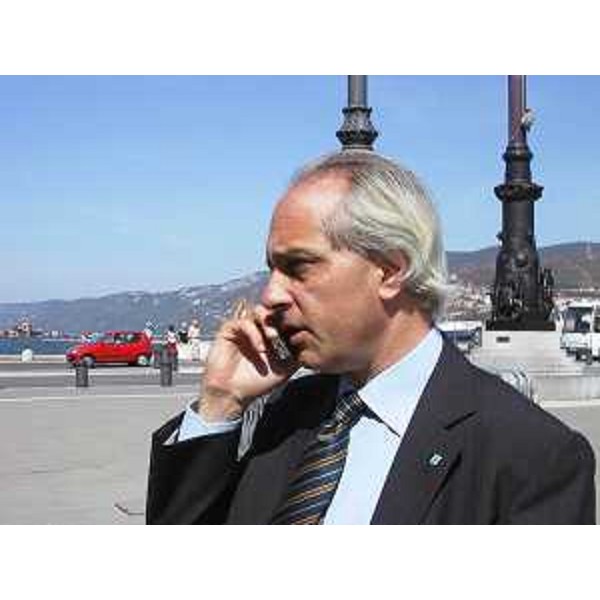 Gianni Pecol Cominotto (Assessore regionale Organizzazione, Personale e Sistemi informativi) in piazza Unità d'Italia a Trieste. (Trieste 16/09/03)