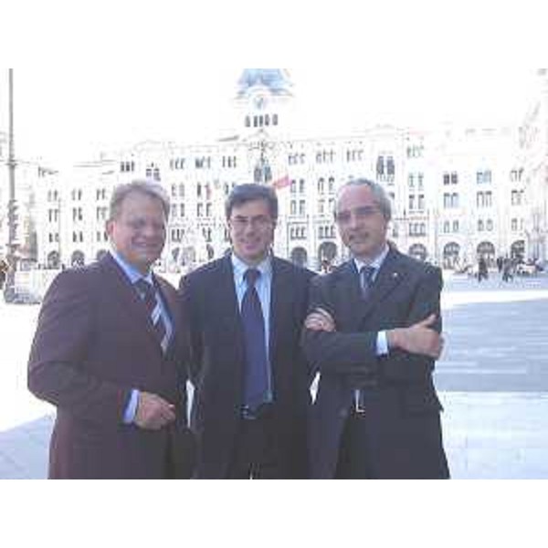 Peter Ambrozy (Vicepresidente Land Carinzia e Assessore Sanità), Ezio Beltrame (Assessore regionale Relazioni internazionali) e Gianni Pecol Cominotto (Assessore regionale Salute e Protezione sociale) in piazza Unità d'Italia a Trieste. (Trieste 16/09/03)
