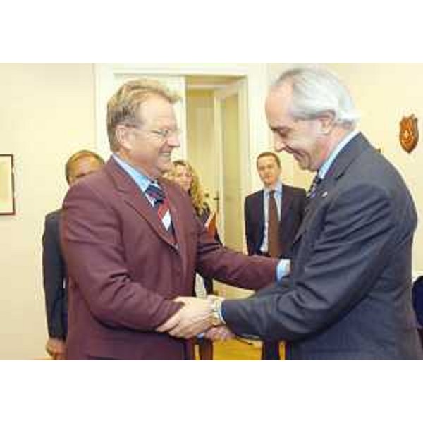 Peter Ambrozy (Vicepresidente Land Carinzia e Assessore Sanità) e Gianni Pecol Cominotto (Assessore regionale Salute e Protezione sociale) a Trieste. (Trieste 16/09/03)