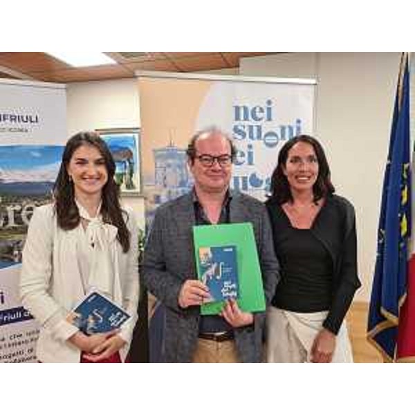 Il vicegovernatore della Regione Mario Anzil con le direttrici artistiche di "Nei suoni dei luoghi" Valentina Danelon e Gloria Campaner. - Il vicegovernatore della Regione Mario Anzil con le direttrici artistiche di "Nei suoni dei luoghi" Valentina Danelon e Gloria Campaner.