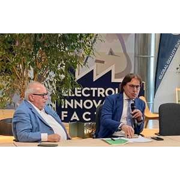 L'assessore regionale alle Attività produttive Sergio Emidio Bini insieme al presidente di Confindustria Alto Adriatico Michelangelo Agrusti durante la presentazione dello studio compiuto dal distretto Comet - L'assessore regionale alle Attività produttive Sergio Emidio Bini insieme al presidente di Confindustria Alto Adriatico Michelangelo Agrusti durante la presentazione dello studio compiuto dal distretto Comet