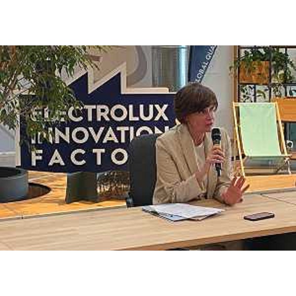 L'intervento dell'assessore regionale al LAvoro Alessia Rosolen durante la presentazione dello studio del distretto Comet svoltosi nella sede di Electrolux a Porcia - L'intervento dell'assessore regionale al LAvoro Alessia Rosolen durante la presentazione dello studio del distretto Comet svoltosi nella sede di Electrolux a Porcia