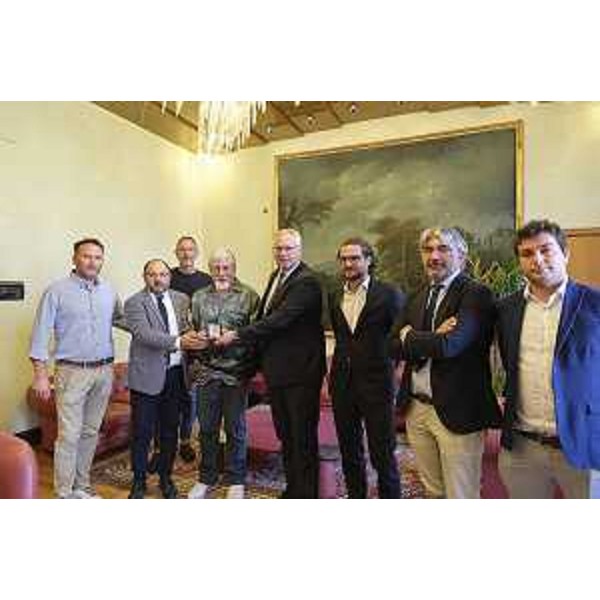 Mauro Bordin consegna il sigillo della presidenza del Consiglio regionale a Paolo Calligaris - Silvano Trieste 2023-06-21 Salottino Presidenza ph Massimo Silvano