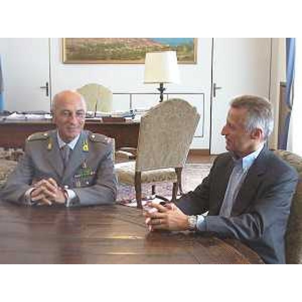 Renato Zito (Generale Comandante regionale Guardia di Finanza) e Riccardo Illy (Presidente Friuli Venezia Giulia) nella sede della Regione a Trieste. (Trieste 16/09/03)