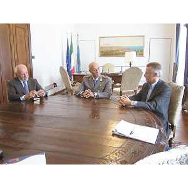 Augusto Antonucci (Assessore regionale Finanze), Renato Zito (Generale Comandante regionale Guardia di Finanza) e Riccardo Illy (Presidente Friuli Venezia Giulia) nella sede della Regione a Trieste. (Trieste 16/09/03)
