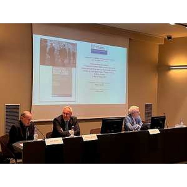 Da sx: Guido Crainz (UniTeramo), il presidente del Cr Fvg Mauro Bordin, Andrea Zannini (UniUd) - Da sx: Guido Crainz (UniTeramo), il presidente del Cr Fvg Mauro Bordin, Andrea Zannini (UniUd)
