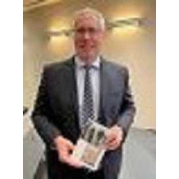 Il presidente del Consiglio regionale del Fvg, Mauro Bordin, con una copia del volume - Il presidente del Consiglio regionale del Fvg, Mauro Bordin, con una copia del volume 