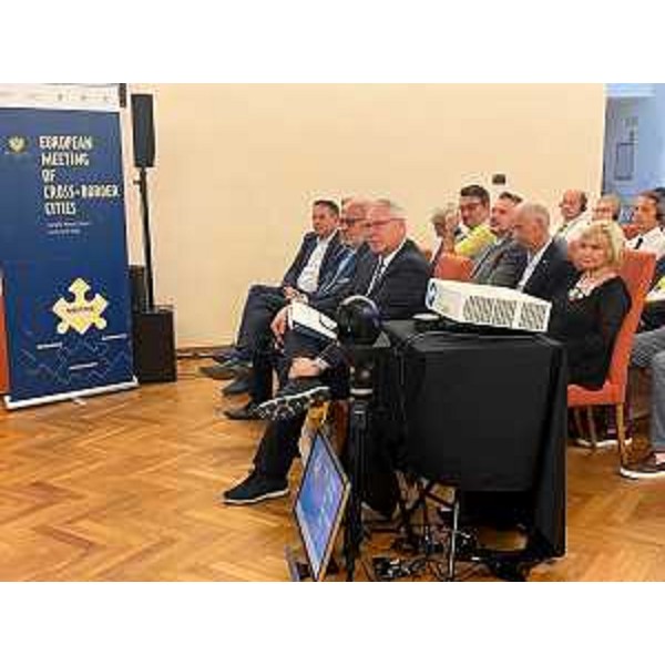 Autorità iin prima fila a Gorizia, insieme al presidente del Cr Fvg, Mauro Bordin - Autorità iin prima fila a Gorizia, insieme al presidente del Cr Fvg, Mauro Bordin