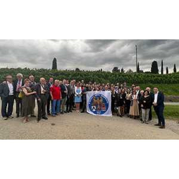 Una foto di gruppo con l'assessore regionale Barbara Zilli al centro dietro la bandiera - Una foto di gruppo con l'assessore regionale Barbara Zilli al centro dietro la bandiera