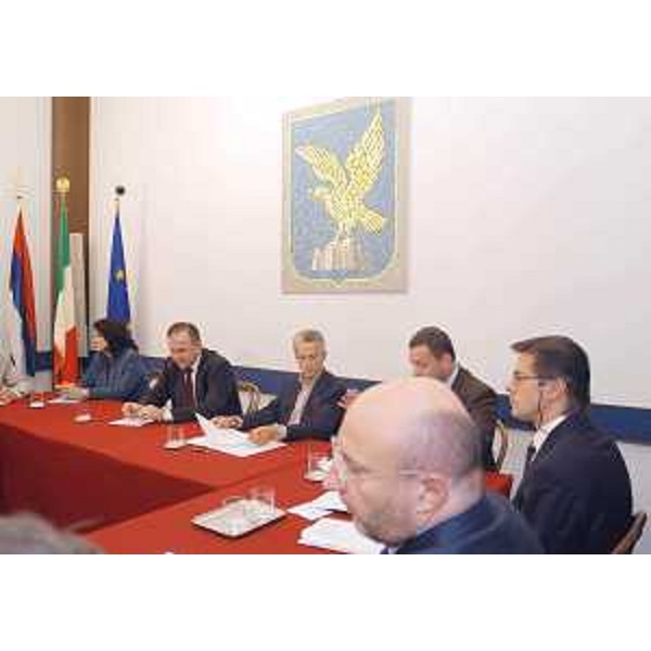 Riccardo Illy (Presidente Friuli Venezia Giulia), Ezio Beltrame (Assessore regionale Relazioni internazionali) ed Enrico Bertossi (Assessore regionale Attività produttive) incontrano Dragan Cavic (Presidente Repubblica Serba di Bosnia) nella sede della Regione a Trieste. (Trieste 19/09/03) 