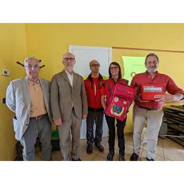 L'assessore Riccardi con da sinistra Giuseppe Graffi Brunoro, presidente PrimaCassa Credito Cooperativo FVG, Luigi Blarasin della Sores, una referente del Cnsas e un operatore della sala operativa della Sores - L'assessore Riccardi con da sinistra Giuseppe Graffi Brunoro, presidente PrimaCassa Credito Cooperativo FVG, Luigi Blarasin della Sores, una referente del Cnsas e un operatore della sala operativa della Sores