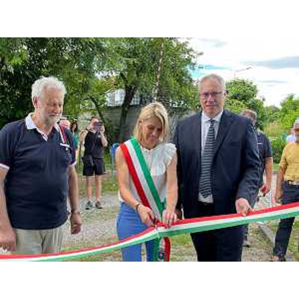 Da sx : Alessandro Manzano, presidente associazione Ape Carnica Friulana, il sindaco di Magnano in Riviera, Roberta Moro, e il presidente del Consiglio regionale Fvg, Mauro Bordin - Da sx : Alessandro Manzano, presidente associazione Ape Carnica Friulana, il sindaco di Magnano in Riviera, Roberta Moro, e il presidente del Consiglio regionale Fvg, Mauro Bordin