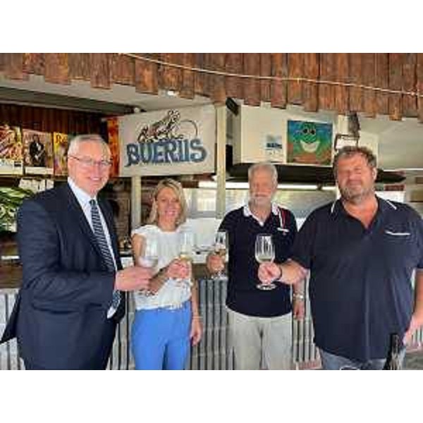 Da sx: Mauro Bordin, presidente del Consiglio regionale del Fvg, Roberta Moro, sindaco di Magnano in Riviera, Alessandro Manzano, presidente associazione Ape Carnica Friulana, e Roberto Gerussi presidente Pro Loco Bueriis - Da sx: Mauro Bordin, presidente del Consiglio regionale del Fvg, Roberta Moro, sindaco di Magnano in Riviera, Alessandro Manzano, presidente associazione Ape Carnica Friulana, e Roberto Gerussi presidente Pro Loco Bueriis