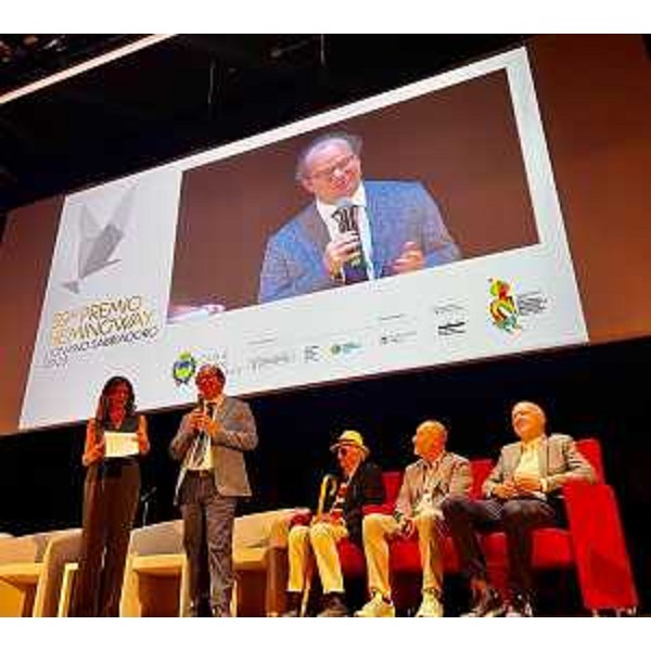 Il vicegovernatore Mario Anzil interviene alla serata conclusiva del Premio Hemingway a Lignano Sabbiadoro; a sinistra la presentatrice Emma D'Aquino e a destra la Giuria, Italo Zannier, Mario Villalta e il presidente Alberto Garlini - Il vicegovernatore Mario Anzil interviene alla serata conclusiva del Premio Hemingway a Lignano Sabbiadoro; a sinistra la presentatrice Emma D'Aquino e a destra la Giuria, Italo Zannier, Mario Villalta e il presidente Alberto Garlini