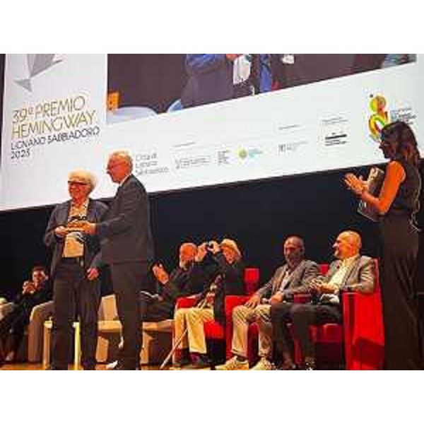 Il presdente del Cr Fvg,mauro Bordin, mentre premia Carlo Ginzburg - Il presdente del Cr Fvg,mauro Bordin, mentre premia Carlo Ginzburg
