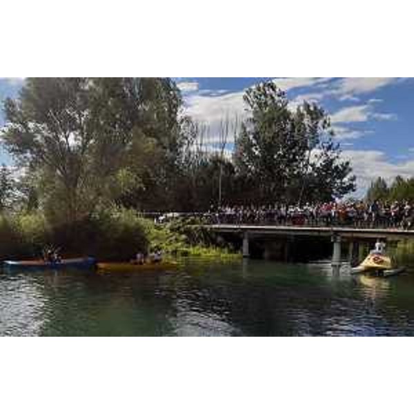 Un momento dell'arrivo, con il pubblico sul ponte di Villanova - Un momento dell'arrivo, con il pubblico sul ponte di Villanova