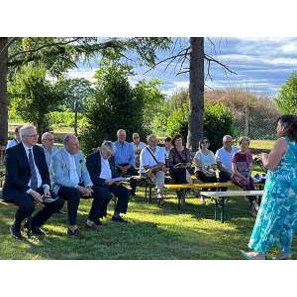 Il presidente del Cr Fvg, Mauro Bordin (primo a sinistra) mentre ascolta l'esposizione di Susi Del Pin - Il presidente del Cr Fvg, Mauro Bordin (primo a sinistra) mentre ascolta l'esposizione di Susi Del Pin