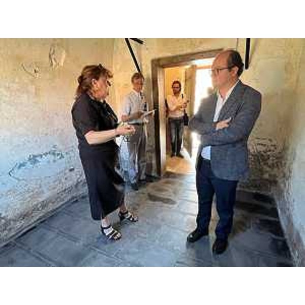 Un momento della visita del vicegovernatore Mario Anzil alle celle dell'ex caserma Piave. - Un momento della visita del vicegovernatore Mario Anzil alle celle dell'ex caserma Piave.