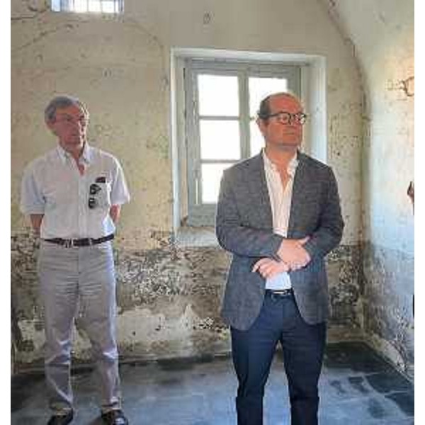 Mario Anzil visita le celle dell'ex caserma Piave. - Mario Anzil visita le celle dell'ex caserma Piave.