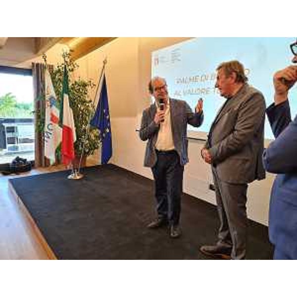 Il vicegovernatore della Regione con delega allo Sport Mario Anzil alla consegna delle benemerenze del Coni del Friuli Venezia Giulia con il presidente Giorgio Brandolin - Il vicegovernatore della Regione con delega allo Sport Mario Anzil alla consegna delle benemerenze del Coni del Friuli Venezia Giulia con il presidente Giorgio Brandolin
