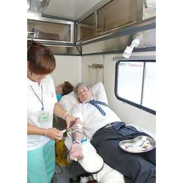 Renzo Tondo (Presidente Friuli Venezia Giulia) dona sangue nell'autoemoteca dell'Associazione Donatori Sangue di Trieste, in sosta vicino al palazzo del Consiglio regionale, in piazza Oberdan a Trieste. (Trieste 30/07/08)