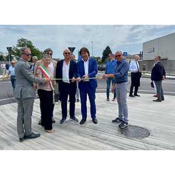 L'inaugurazione della nuova rotonda all'interno del Cosef alla presenza dell'assessore regionale alle Attività produttive Sergio Emidio Bini - L'inaugurazione della nuova rotonda all'interno del Cosef alla presenza dell'assessore regionale alle Attività produttive Sergio Emidio Bini