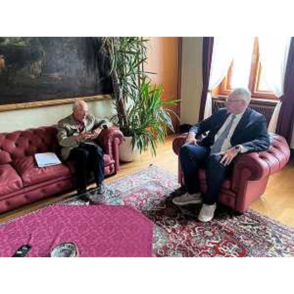 L'incontro tra il presidente del Cr Fvg, Mauro Bordin, e Mario Brancati nel salottino di piazza Oberdan a Trieste - L'incontro tra il presidente del Cr Fvg, Mauro Bordin, e Mario Brancati nel salottino di piazza Oberdan a Trieste