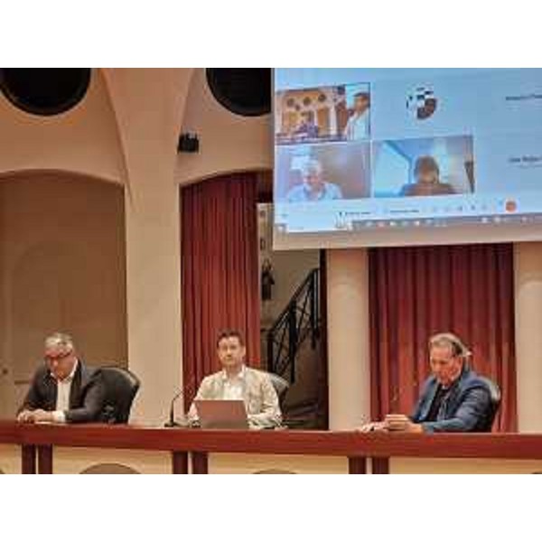 L'assessore regionale alla Difesa dell'ambiente Fabio Scoccimarro, all'incontro sul progetto di un nuovo impianto di termovalorizzazione di rifiuti speciali pericolosi e non pericolosi, con produzione di energia elettrica della società Eco Mistral - L'assessore regionale alla Difesa dell'ambiente Fabio Scoccimarro, all'incontro sul progetto di un nuovo impianto di termovalorizzazione di rifiuti speciali pericolosi e non pericolosi, con produzione di energia elettrica della società Eco Mistral