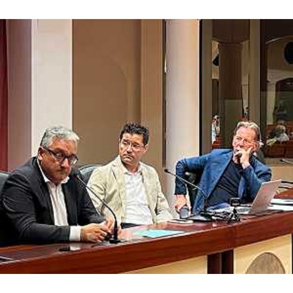 L'assessore regionale alla Difesa dell'ambiente Fabio Scoccimarro, all'incontro sul progetto di un nuovo impianto di termovalorizzazione di rifiuti speciali pericolosi e non pericolosi, con produzione di energia elettrica della società Eco Mistral - L'assessore regionale alla Difesa dell'ambiente Fabio Scoccimarro, all'incontro sul progetto di un nuovo impianto di termovalorizzazione di rifiuti speciali pericolosi e non pericolosi, con produzione di energia elettrica della società Eco Mistral