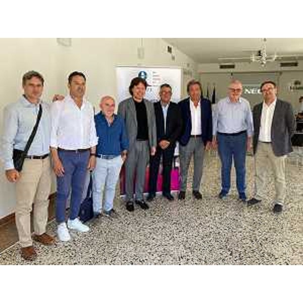 Foto di gruppo con l'assessore regionale Sergio Emidio Bini. - Foto di gruppo con l'assessore regionale Sergio Emidio Bini.