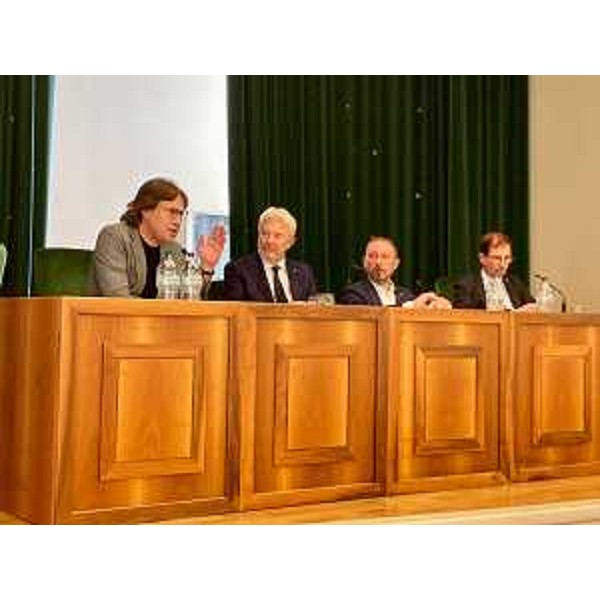 L'assessore Bini (a sinistra) a Gorizia per l'assemblea di Confidi Venezia Giulia (al centro il presidente Antonio Paoletti) - L'assessore Bini (a sinistra) a Gorizia per l'assemblea di Confidi Venezia Giulia (al centro il presidente Antonio Paoletti)