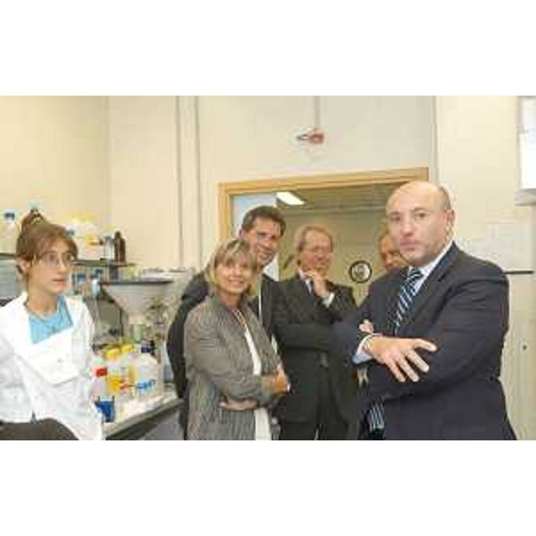 Enrico Bertossi (Assessore regionale Attività produttive) visita AREA Science Park con Maria Cristina Pedicchio (Presidente Consorzio Area di Ricerca. (Trieste 22/09/03)