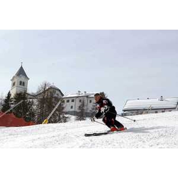 Riccardo Illy (Presidente Regione Friuli Venezia Giulia) mentre scia sulle piste del monte Lussari (09/04/06)