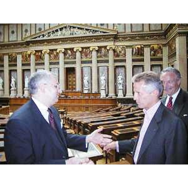 Riccardo Illy (Presidente Friuli Venezia Giulia) accolto nella sede del Parlamento austriaco a Vienna. (Vienna 24/09/03)