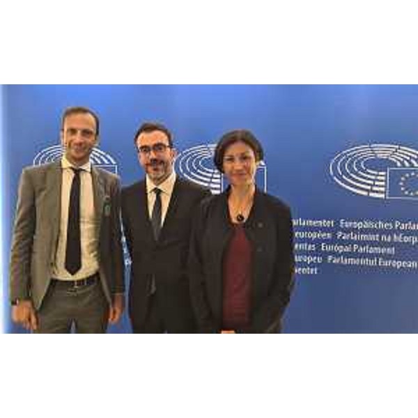 da sinistra: il governatore della Regione Friuli Venezia Giulia Massimiliano Fedriga, il presidente uscente del Clenad Ita Giuseppe Stuppia e Olga Simeon da oggi presidente del Comitato - da sinistra: il governatore della Regione Friuli Venezia Giulia Massimiliano Fedriga, il presidente uscente del Clenad Ita Giuseppe Stuppia e Olga Simeon da oggi presidente del Comitato
