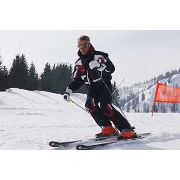 Riccardo Illy (Presidente Regione Friuli Venezia Giulia) mentre scia sulle piste del monte Lussari (09/04/06)