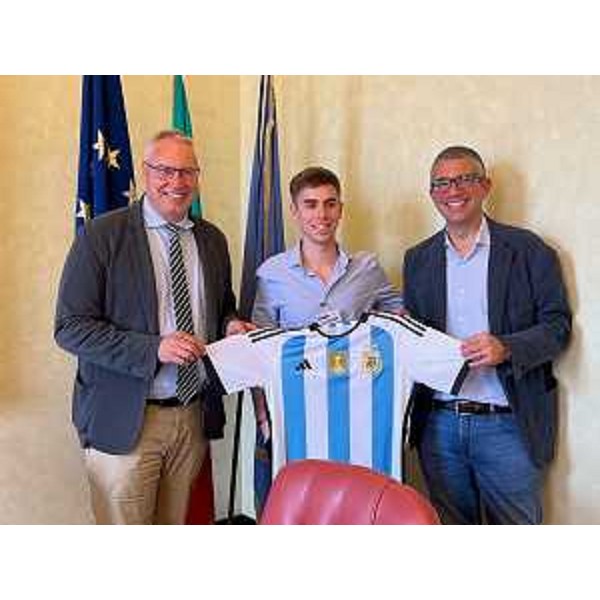 Il presidente del Cr Fvg, Mauro Bordin, e l'assessore Pierpaolo Roberti ricevono la maglia dell'Argentina - Il presidente del Cr Fvg, Mauro Bordin, e l'assessore Pierpaolo Roberti ricevono la maglia dell'Argentina