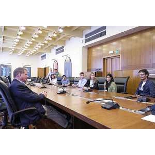 Il consigliere Marko Pisani incontra i giovani ospiti nella sala Gialla del Cr Fvg - Visita ragazzi argentini, ACON