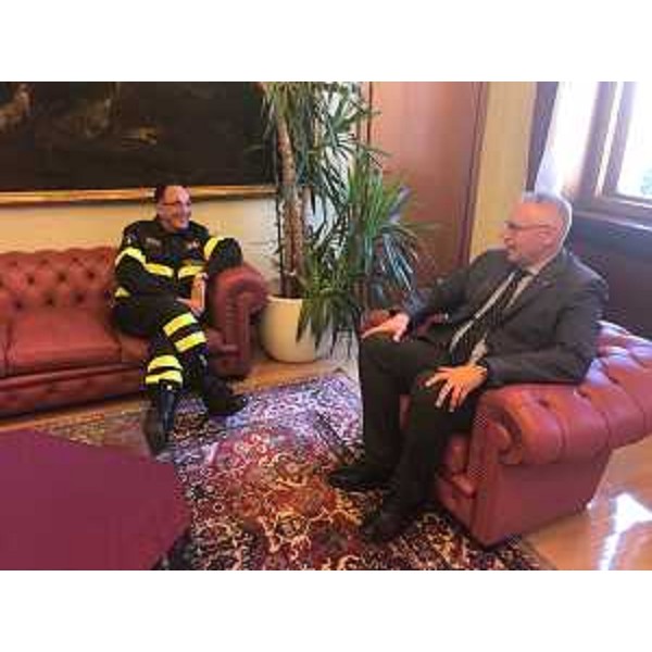 Un momento dell'incontro tra il direttore regionale dei Vigili del fuoco, Agatino Carrolo, e il presidente del Cr, Mauro Bordin - Un momento dell'incontro tra il direttore regionale dei Vigili del fuoco, Agatino Carrolo, e il presidente del Cr, Mauro Bordin 