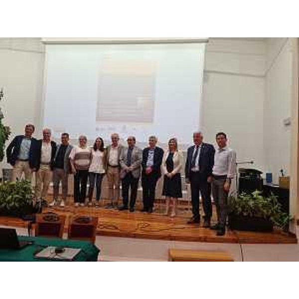 Il gruppo di organizzatori e relatori al convegno dell'Ape Fvg con l'assessore Cristina Amirante (terza da destra) a Valvasone Arzene - Il gruppo di organizzatori e relatori al convegno dell'Ape Fvg con l'assessore Cristina Amirante (terza da destra) a Valvasone Arzene