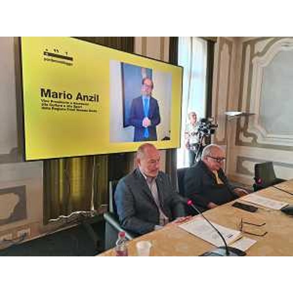 L'intervento del vicegovernatore del Friuli Venezia Giulia Mario Anzil alla presentazione della 24 edizione di Pordenonelegge. Al tavolo, da destra il presidente della Fondazione Michelangelo Agrusti e il direttore artistico del Festival Gian Mario Villalta - L'intervento del vicegovernatore del Friuli Venezia Giulia Mario Anzil alla presentazione della 24 edizione di Pordenonelegge. Al tavolo, da destra il presidente della Fondazione Michelangelo Agrusti e il direttore artistico del Festival Gian Mario Villalta